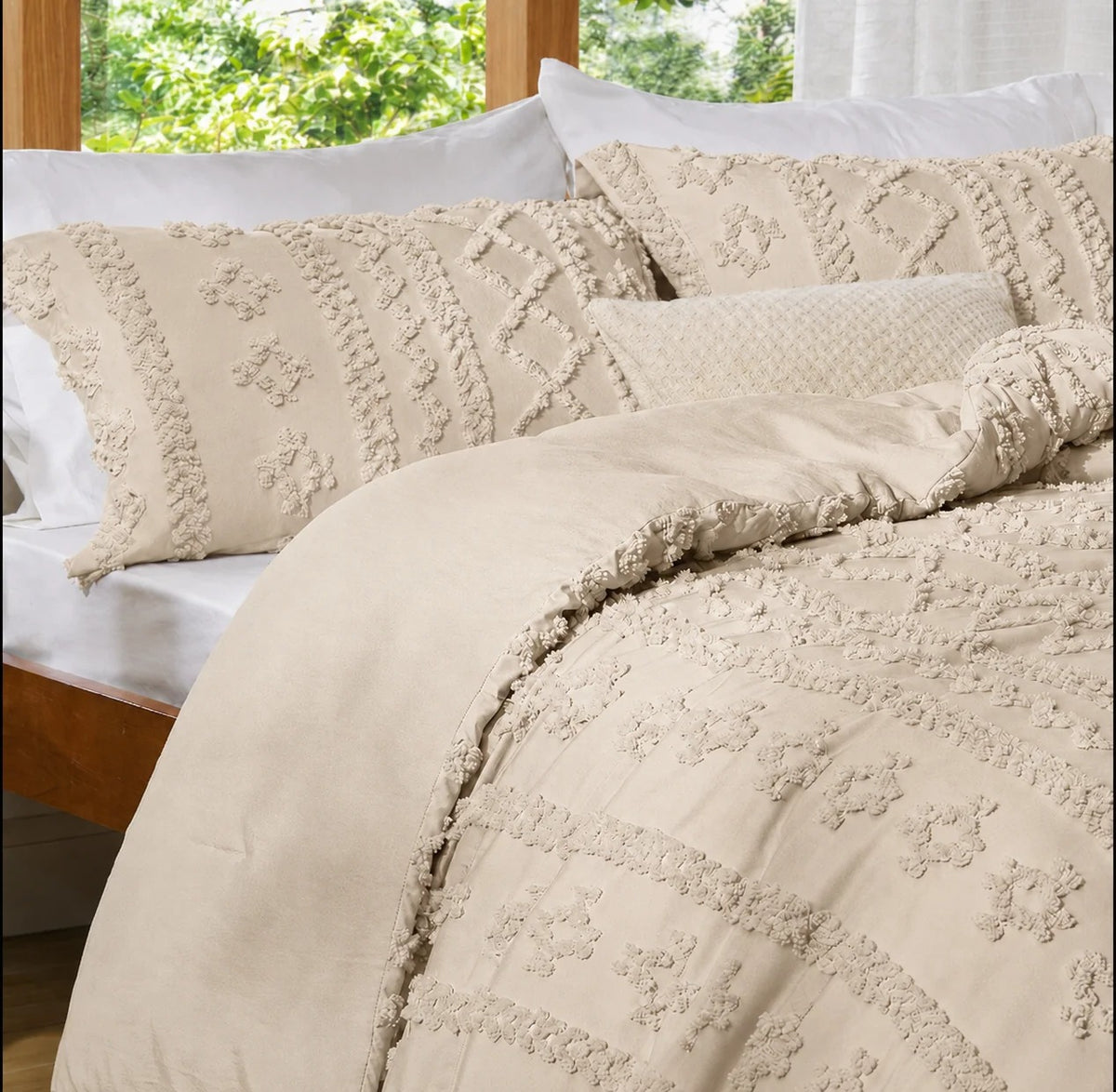 Ezzede Tufted Comforter Set